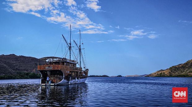 Berlayar di Labuan Bajo Naik Pinisi