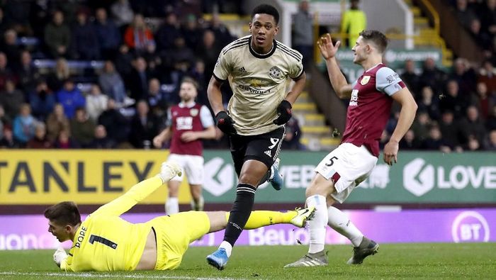 Manchester United menang 2-0 di markas Burnley dalam lanjutan Liga Inggris (Foto: Martin Rickett/PA via AP) Manchester United menang 2-0 di markas Burnley dalam lanjutan Liga Inggris (Foto: Martin Rickett/PA via AP)