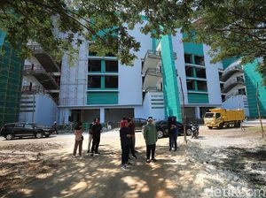 Risma Pantau Progres Renovasi Stadion Gelora Bung Tomo