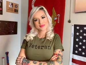 Foto: Ini Rianna, Mantan Tentara Angkatan Laut yang Jadi Model Playboy