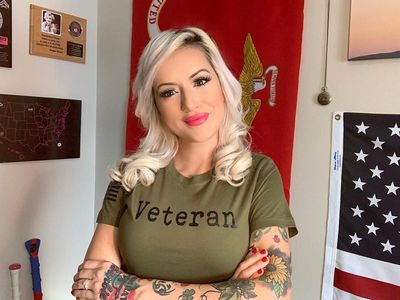 Foto: Ini Rianna, Mantan Tentara Angkatan Laut yang Jadi Model Playboy
