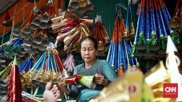 Penjual terompet dadakan mulai marak di Glodok, Jakarta.