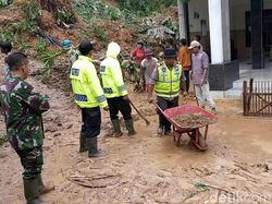 Bencana Banjir, Longsor, Kekeringan hingga Tanah Retak Terjadi di Trenggalek Bencana Banjir, Longsor, Kekeringan hingga Tanah Retak Terjadi di Trenggalek