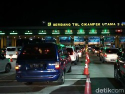 Minggu Malam, Gerbang Tol Cikatama Padat Di Kedua Arah