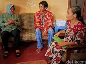 Risma Kunjungi Pasutri yang Rumahnya Ludes Dilalap Api