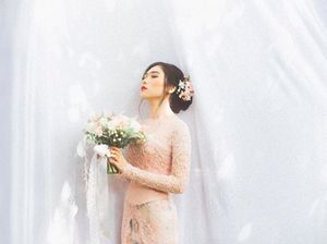 Cantiknya Isyana Sarasvati Saat Lamaran Pakai Kebaya Peach Cantiknya Isyana Sarasvati Saat Lamaran Pakai Kebaya Peach