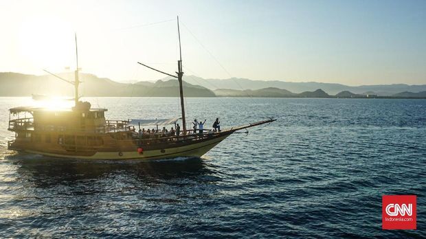 Berlayar di Labuan Bajo Naik Pinisi