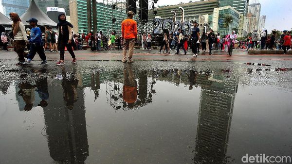 Intip Aktivitas Pembuatan Panggung Pesta Tahun Baru di HI