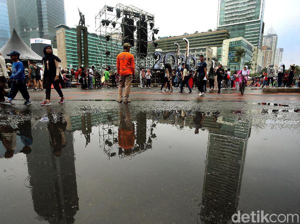 Intip Aktivitas Pembuatan Panggung Pesta Tahun Baru di HI
