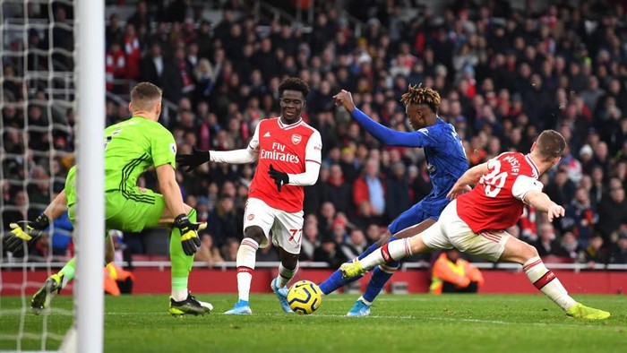 LONDON, ENGLAND - DECEMBER 29: Tammy Abraham of Chelsea scores his sides second goal during the Premier League match between Arsenal FC and Chelsea FC at Emirates Stadium on December 29, 2019 in London, United Kingdom. (Photo by Shaun Botterill/Getty Images)