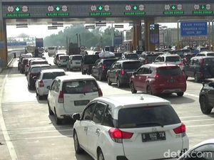 Antrean Mengular di Gerbang Tol Cikampek Utama Antrean Mengular di Gerbang Tol Cikampek Utama