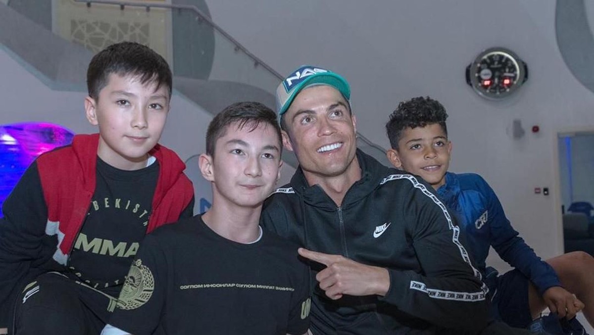Cristiano Ronaldo bermain bola dengan fan difabel (Instagram @khabib_nurmagomedov)