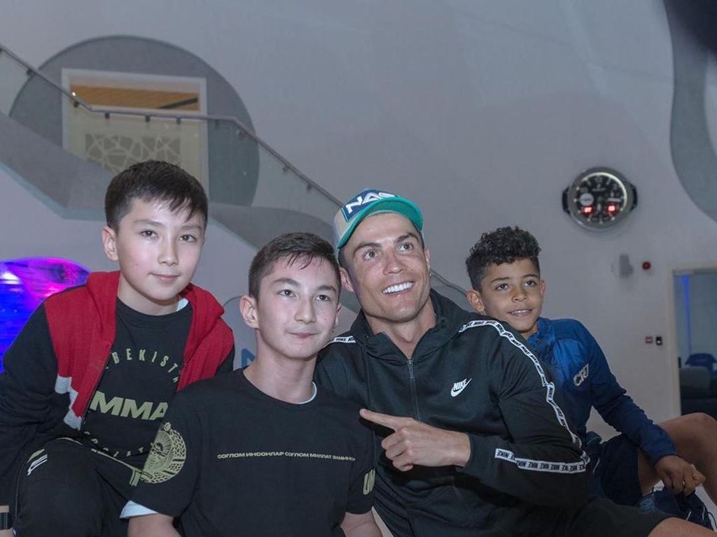 Ronaldo Main Bola dengan Fan Difabel, Khabib Terharu Ronaldo Main Bola dengan Fan Difabel, Khabib Terharu