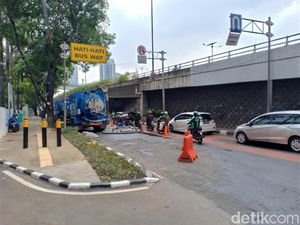 Cegah Genangan Air, Sudin SDA Jaksel Kuras Saluran Air di Jl Gatot Subroto