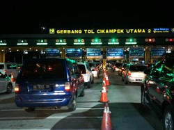 Minggu Malam, GT Cikampek Utama Padat di Kedua Arah!