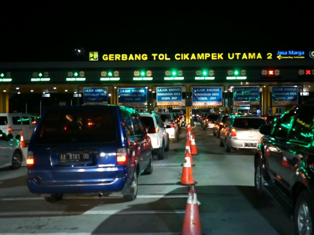 Minggu Malam, GT Cikampek Utama Padat di Kedua Arah! Minggu Malam, GT Cikampek Utama Padat di Kedua Arah!