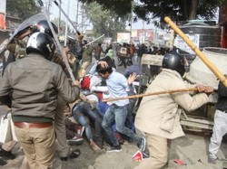 Polisi Pukuli Demonstran UU Kewarganegaraan di India Pakai Tongkat