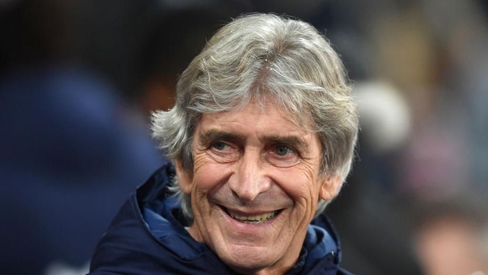 LONDON, ENGLAND - DECEMBER 28: Manuel Pellegrini, Manager of West Ham United looks on prior to the Premier League match between West Ham United and Leicester City at London Stadium on December 28, 2019 in London, United Kingdom. (Photo by Michael Regan/Getty Images)