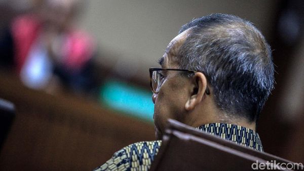 Momen Emirsyah Satar Dengarkan Dakwaan