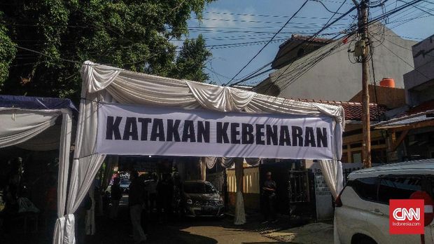 Spanduk, Mobil, dan Tenda Putih Sambut Dhani Tiba di Rumah