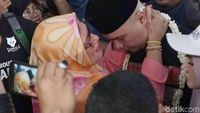 Kecupan Bunda Sambut Kepulangan Ahmad Dhani