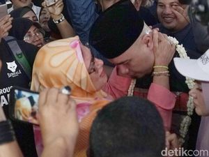Kecupan Bunda Sambut Kepulangan Ahmad Dhani