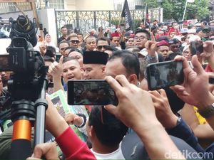 Ahmad Dhani Tiba di Rumah Usai Bebas, Ibunda Kalungkan Bunga