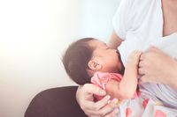 Cara Memperbanyak ASI Saat Bunda Sakit dan Tetap Menyusui