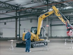 Racik Hot Dog Pakai Ekskavator, Ada yang Sulit Kenapa Harus yang Gampang?