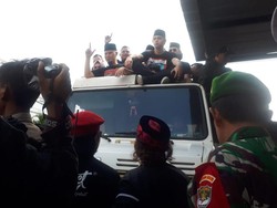 Sapa Massa di Rutan Cipinang, Ahmad Dhani Salam Dua Jari