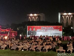 Selamat, Ribuan Anggota Polisi Polda Jatim Naik Pangkat Sujud Syukur