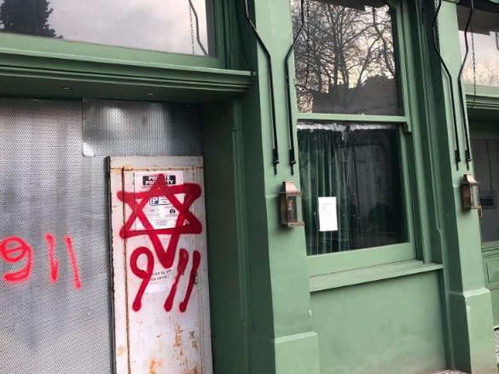 Grafiti-grafiti Teori Konspirasi Yahudi dan 9/11 Muncul di London Grafiti-grafiti Teori Konspirasi Yahudi dan 9/11 Muncul di London