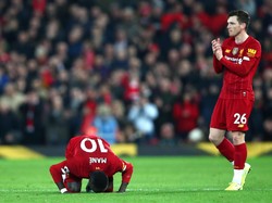 Sadio Mane syujud syukur usai membobol gawang Wolverhampton Wanderers di menit ke-42. Dia membobol gawang Wolves lewat sepakan kaki kanan jarak dekat, usai meneruskan umpan Adam Lallana. Sempat dicek VAR karena Lallana terindikasi handball, namun gol tetap disahkan. Clive Brunskill/Getty Images.