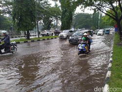 Hujan Deras, Jalan Tegar Beriman Cibinong Tergenang Air