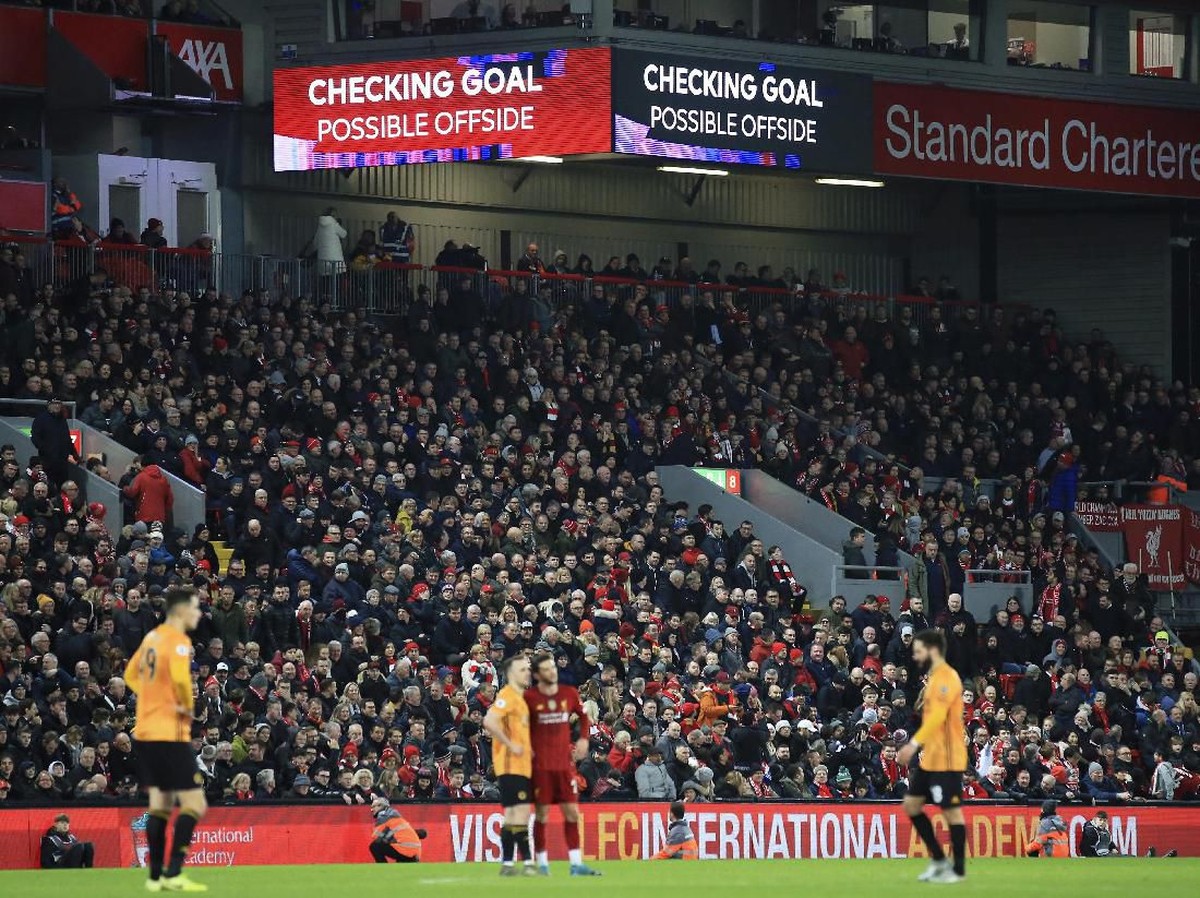 Dua keputusan VAR dianggap menguntungkan tuan rumah dalam laga Liverpool Vs Wolverhampton Wanderers (AP Photo/Jon Super)