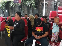 Jelang Kedatangan Ahmad Dhani, Pendukung-Baladewa Menanti di Rumah