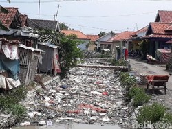 Duh! Kiriman Sampah Jadi Kado Akhir Tahun Warga Kupu Brebes
