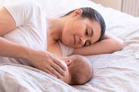 Bayi Sering Tersedak Saat Menyusu? Ketahui Penyebab dan Cara Mengatasinya
