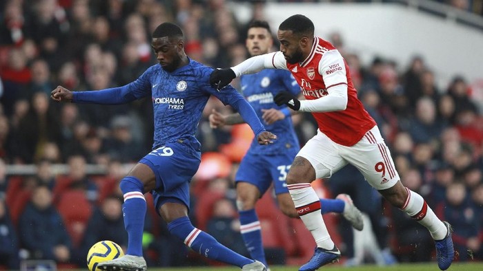 Arsenal gagal memaksimalkan keunggulan cepat untuk menundukkan Chelsea di Emirates Stadium. Justru The Blues bangkit dan memenangi derby London dengan skor 2-1.