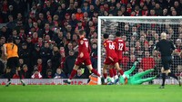 Di injury time babak pertama, Wolves sempat menyamakan skor lewat Pedro Neto. Namun, VAR membatalkan gol itu karena Jonny, yang memberi assist, sudah lebih dulu offside. Clive Brunskill/Getty Images.