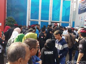 Massa Bawa Poster Pengujar Kebenaran Sambut Kebebasan Ahmad Dhani