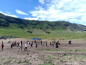 Wisatawan Berduyun-duyun Datangi Bukit Teletubbies Gunung Bromo Wisatawan Berduyun-duyun Datangi Bukit Teletubbies Gunung Bromo