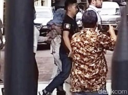 Pakai Piyama Sambil Tutupi Wajah, Medina Zein Dibawa ke Puslabfor