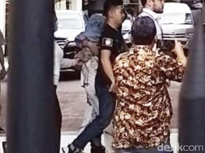 Tes Urine Positif Narkoba, Medina Zein Lakoni Uji Rambut Tes Urine Positif Narkoba, Medina Zein Lakoni Uji Rambut
