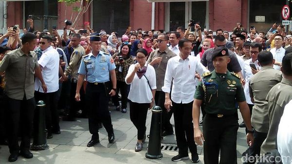 Asyiknya Jokowi dan Para Menteri Jalan-jalan di Kota Lama Semarang