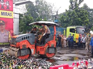Musnahkan Barbuk, Wawali Bandung Kemudikan Setum Gilas Ribuan Miras Musnahkan Barbuk, Wawali Bandung Kemudikan Setum Gilas Ribuan Miras