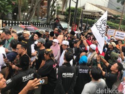 Tiba di Rumah, Ahmad Dhani Disambut Ratusan Orang