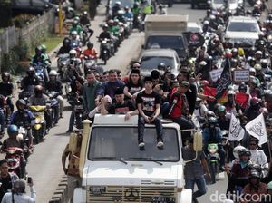Berdiri di Atap Unimog seperti Ahmad Dhani cs Berisiko Jatuh Berdiri di Atap Unimog seperti Ahmad Dhani cs Berisiko Jatuh