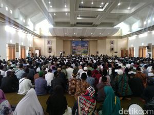 Guru Ngaji dan Imam Masjid di Ciamis Terima Insentif Rp 600 Ribu Guru Ngaji dan Imam Masjid di Ciamis Terima Insentif Rp 600 Ribu