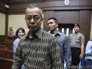Emirsyah Satar Juga Didakwa Lakukan TPPU dari Suap Pengadaan Pesawat Emirsyah Satar Juga Didakwa Lakukan TPPU dari Suap Pengadaan Pesawat
